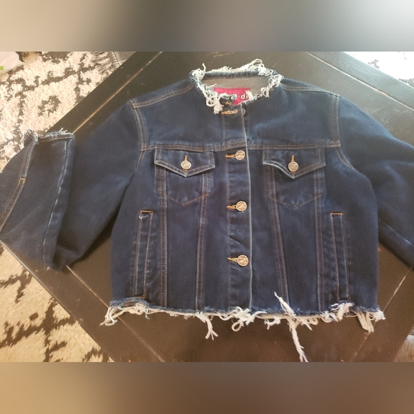 Cropped DenimJacket with Frayed Edges - Picture 9 of 10